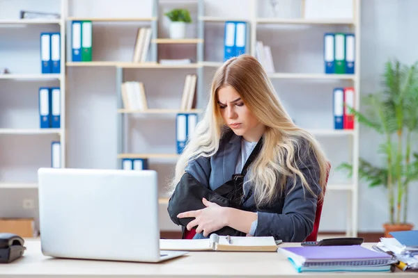 Employée blessée travaillant dans le bureau — Photo