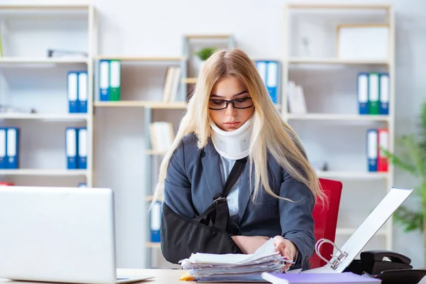 Verletzte Mitarbeiterin im Büro — Stockfoto