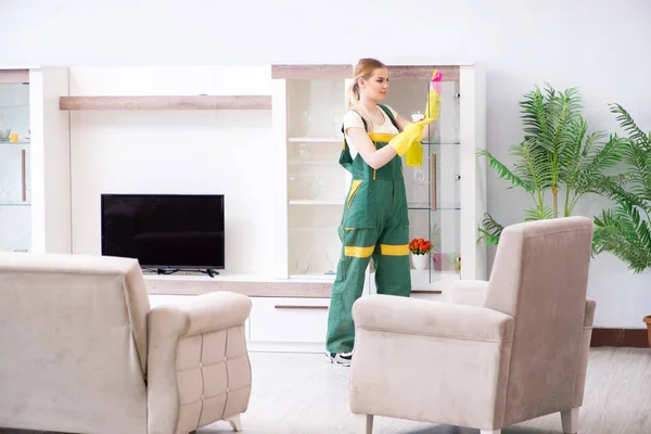 Professionele schoonmaakster appartement meubilair — Stockfoto