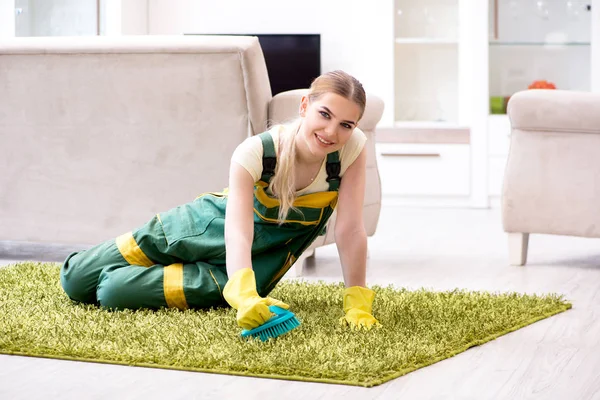 Professional female cleaner cleaning carpet — Stock Photo, Image