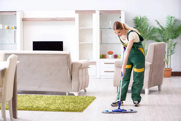 Vrouw vrouwelijke schonere reinigingsvloer — Stockfoto