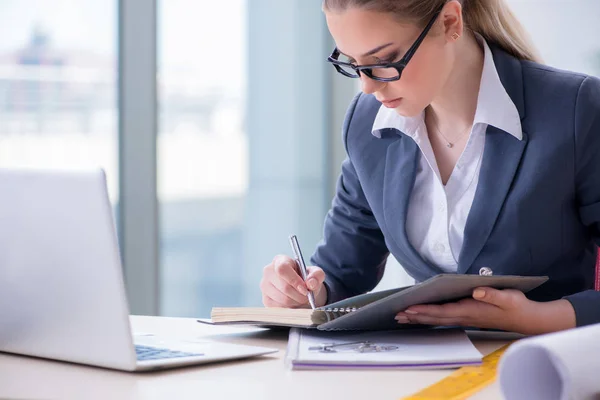 Geschäftsfrau arbeitet an ihrem Schreibtisch im Büro — Stockfoto