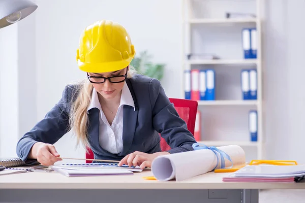 Woman architect working on the project — Stock Photo, Image