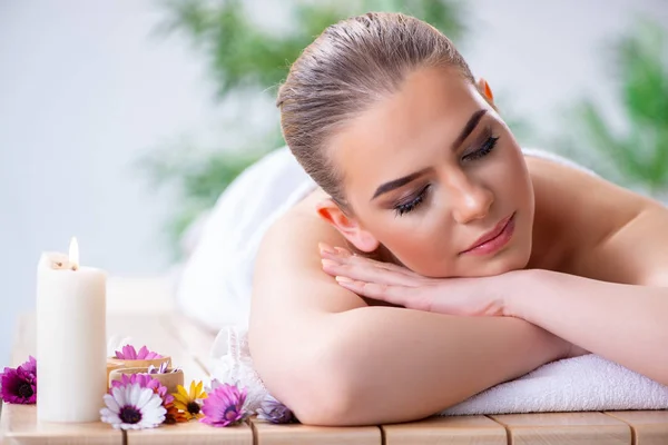 Mulher durante sessão de massagem no spa — Fotografia de Stock