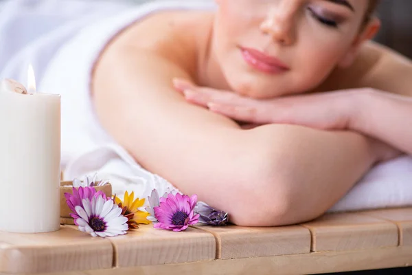 Mulher durante sessão de massagem no spa — Fotografia de Stock