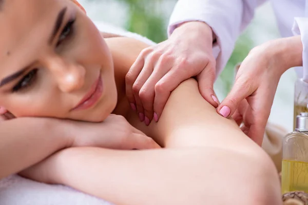 Vrouw tijdens massage sessie in spa — Stockfoto