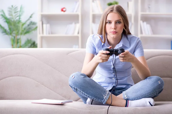 Jeune étudiante jouant à des jeux à la maison — Photo