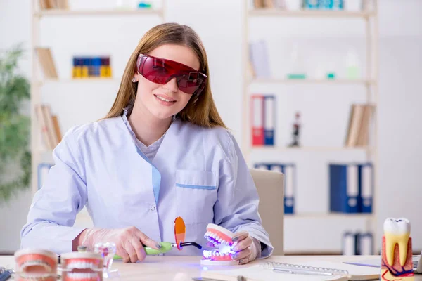 Estudiante de Odontología practicando habilidades en el aula —  Fotos de Stock