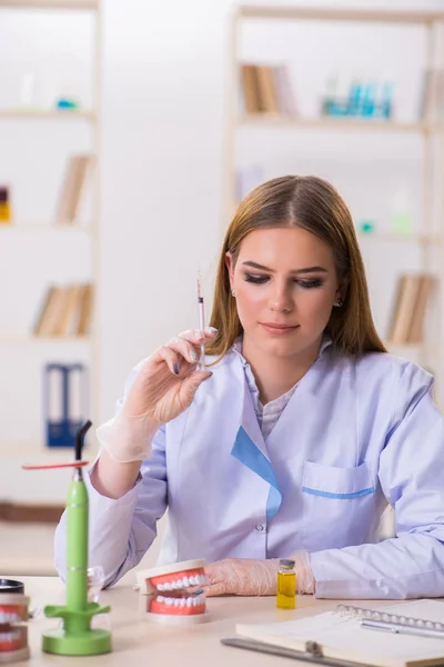 Estudiante de Odontología practicando habilidades en el aula — Foto de Stock