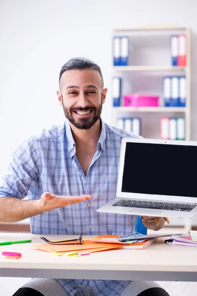 Joven diseñador trabajando en su estudio en un nuevo proyecto — Foto de Stock