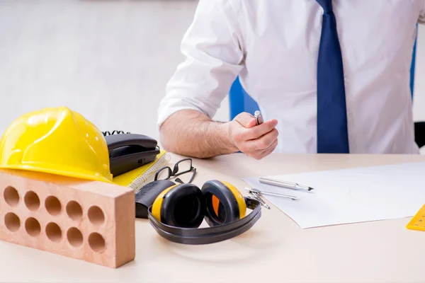 Arquitecto trabajando en su estudio en un nuevo proyecto —  Fotos de Stock