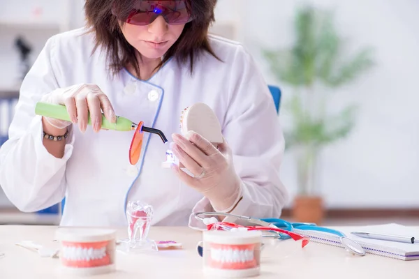 Žena zubař pracuje na zuby implantát — Stock fotografie