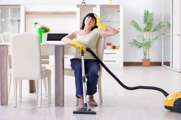 Senior anciana cansada después de la casa de limpieza al vacío — Foto de Stock