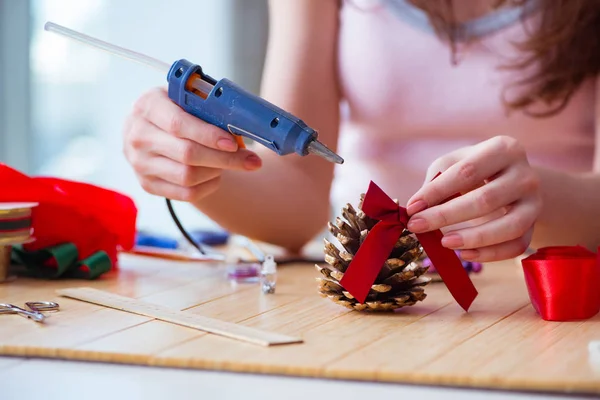 Frau bastelt zu Hause Weihnachtsdekoration — Stockfoto