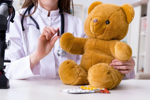 Criança Verificando Saúde Brinquedo Macio — Fotografia de Stock