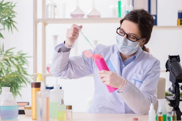 Laboratorium chemicus controleren schoonheid en make-up producten — Stockfoto