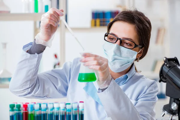 Vrouwelijke chemicus werkzaam in ziekenhuislab — Stockfoto