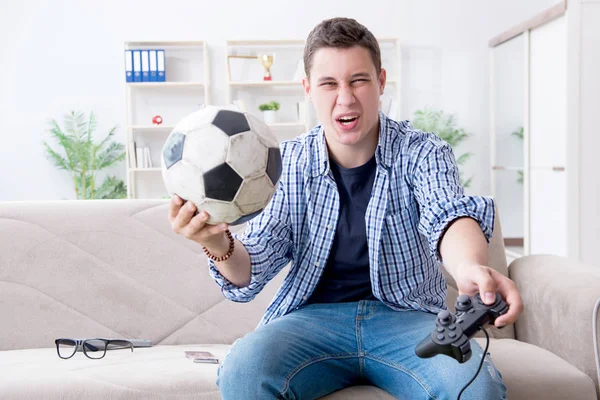 Hombre joven jugando juegos de ordenador en casa —  Fotos de Stock