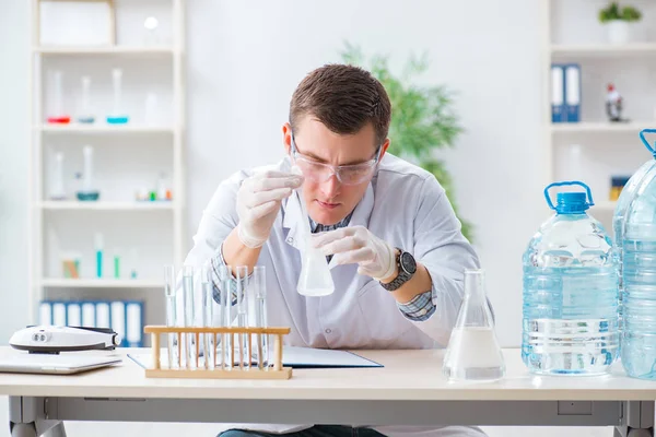 Joven estudiante de química experimentando en laboratorio —  Fotos de Stock