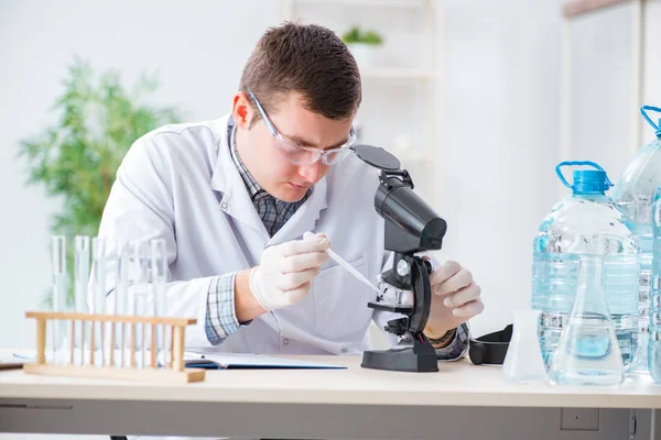 Joven estudiante de química experimentando en laboratorio —  Fotos de Stock