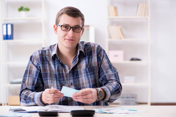 Молодой человек разочарован своим домом и налоговыми счетами