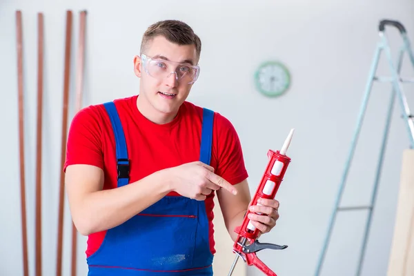 Appaltatore che lavora in officina — Foto Stock