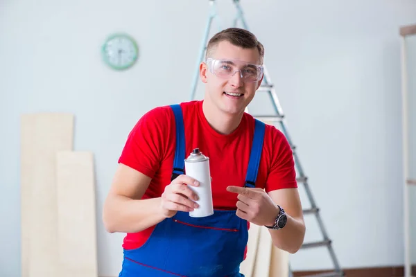 Lohnunternehmer arbeitet in der Werkstatt — Stockfoto