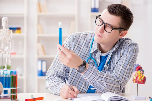 Junge Studentin studiert Chemie an der Universität — Stockfoto