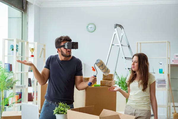 Sanal gözlüklü genç bir aile, Bo ile birlikte yeni evde bavullarını boşaltıyorlar.