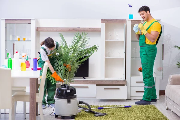 Καθαρισμός επαγγελματίες εργολάβοι που εργάζονται στο σπίτι — Φωτογραφία Αρχείου