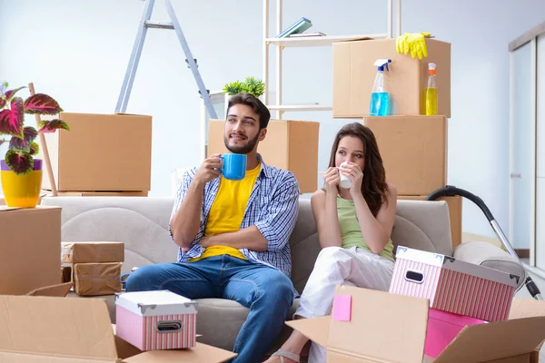 Familia joven mudándose a nuevo apartamento — Foto de Stock