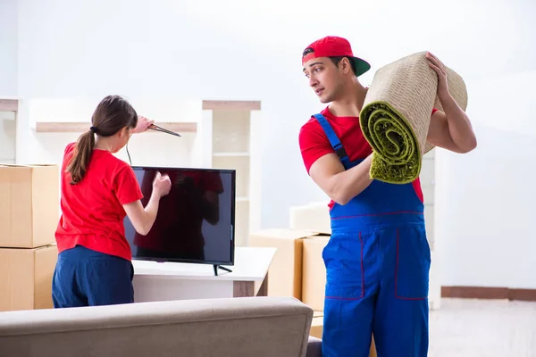 Professional movers doing home relocation — Stock Photo, Image