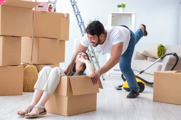 Jovem família se mudando para novo apartamento — Fotografia de Stock