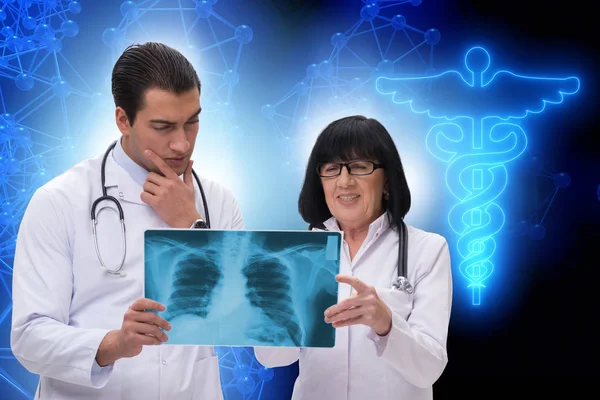 Deux médecins discutent de l'image radiographique dans le concept de télémédecine — Photo