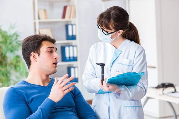 Arzt überprüft bei ärztlicher Untersuchung das Ohr des Patienten — Stockfoto