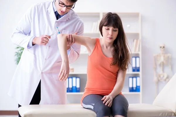 Medico neurologo esaminando paziente femminile — Foto Stock