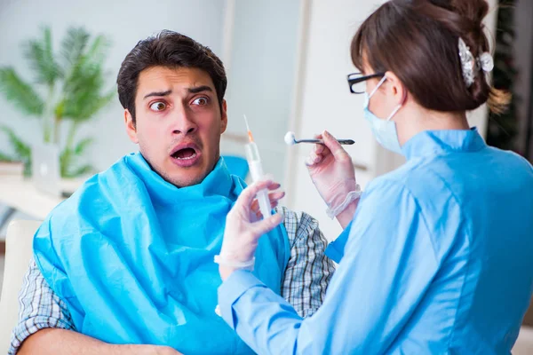 Pacjent obawiający się dentysty podczas wizyty u lekarza — Zdjęcie stockowe