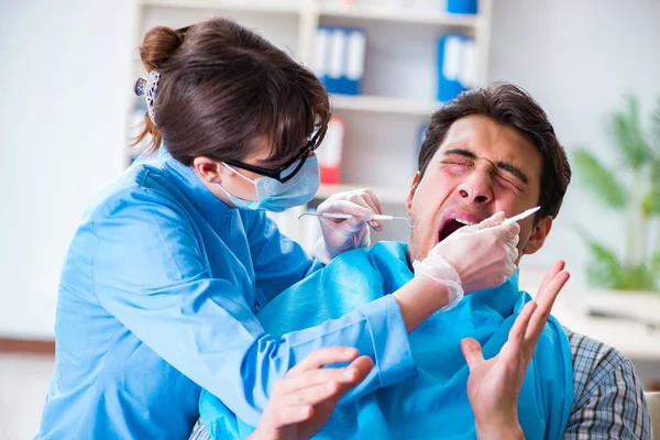 Paciente con miedo del dentista durante la visita al médico —  Fotos de Stock