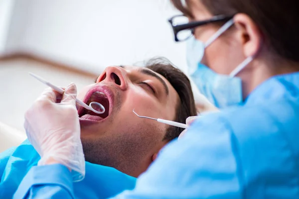 Man patient visiting dentist for regular check-up — Stock Photo, Image