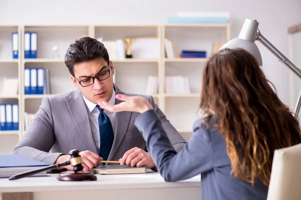 Lawyer discussing legal case with client — Stock Photo, Image
