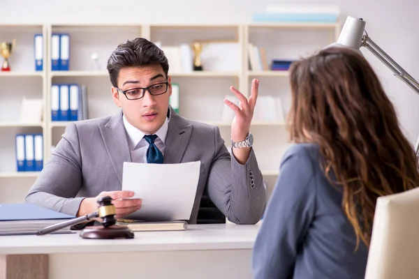 Abogado discutiendo caso legal con cliente — Foto de Stock