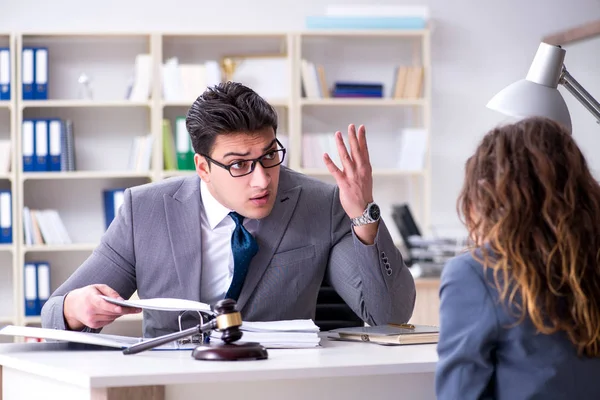 Abogado discutiendo caso legal con cliente — Foto de Stock