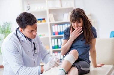 Spor sakatlığı geçiren hasta doktoru ziyaret ediyor.