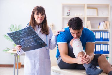 Spor oyuncusu yaralandıktan sonra doktoru ziyaret etti