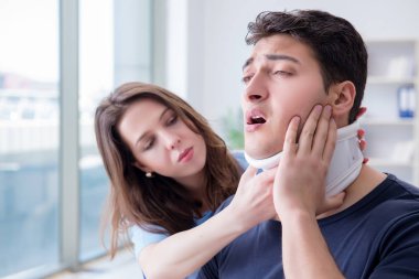 Boyun yaralanması olan bir adam check-up için doktoru ziyaret ediyor.