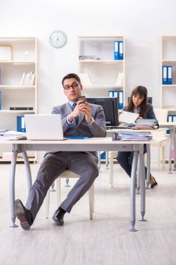 Ofiste çalışan kadın ve erkek.
