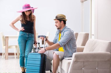 Genç aile tatil için hazırlanıyor.