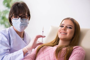 Kadın hasta ziyaret dişçi düzenli check-up için