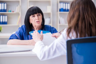 Kıdemli hasta düzenli kontrol için doktoru ziyaret ediyor.