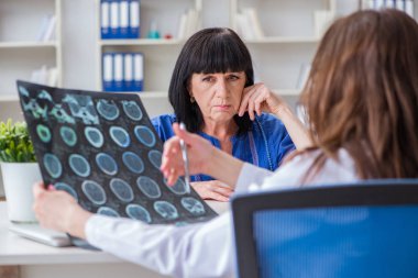 Kıdemli hasta düzenli kontrol için doktoru ziyaret ediyor.